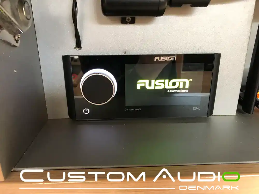 Custom Audio marine stereo monteringsbillede Sealine sc35